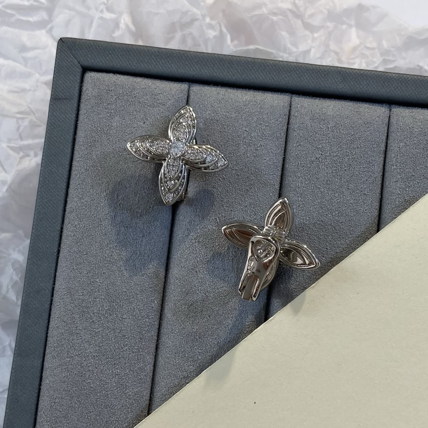 Louis Vuitton Silver Flower Stud Earrings-LE0813
